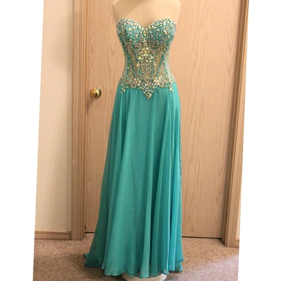 👗Mori Lee Prom Dress👗 - Picture 5 of 8